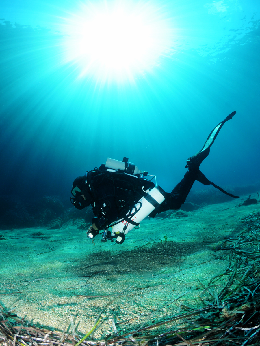 Un subacqueo con rebreather