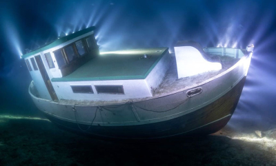 Maler med lys under vann